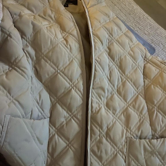 JONES NEW YORK QUILTED LIGHT BEIGE JACKET GOLD WITH POCKETS 1 INSIDE - Picture 2 of 6